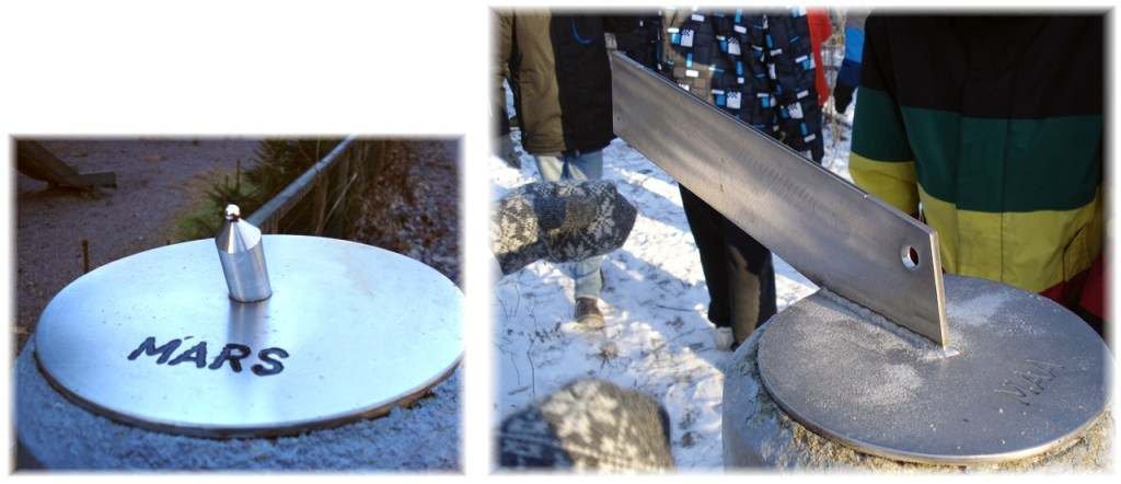 Mars och metallplattan med vår jord och måne utstansade.