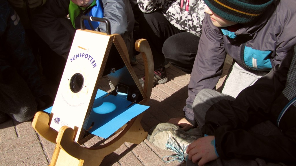 I Kyrkoby skola i Pedersöre samlades eleverna kring en Sunspotter.