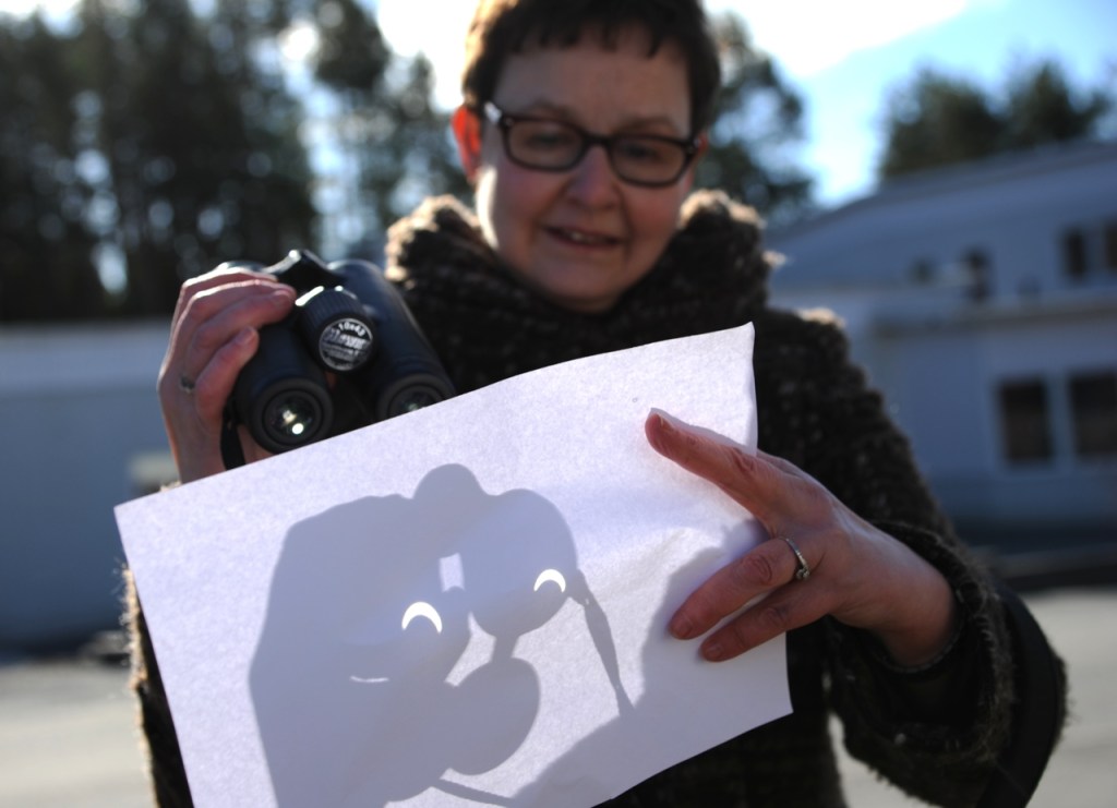 Projektion mot ett papper med hjälp av en fältkikare 