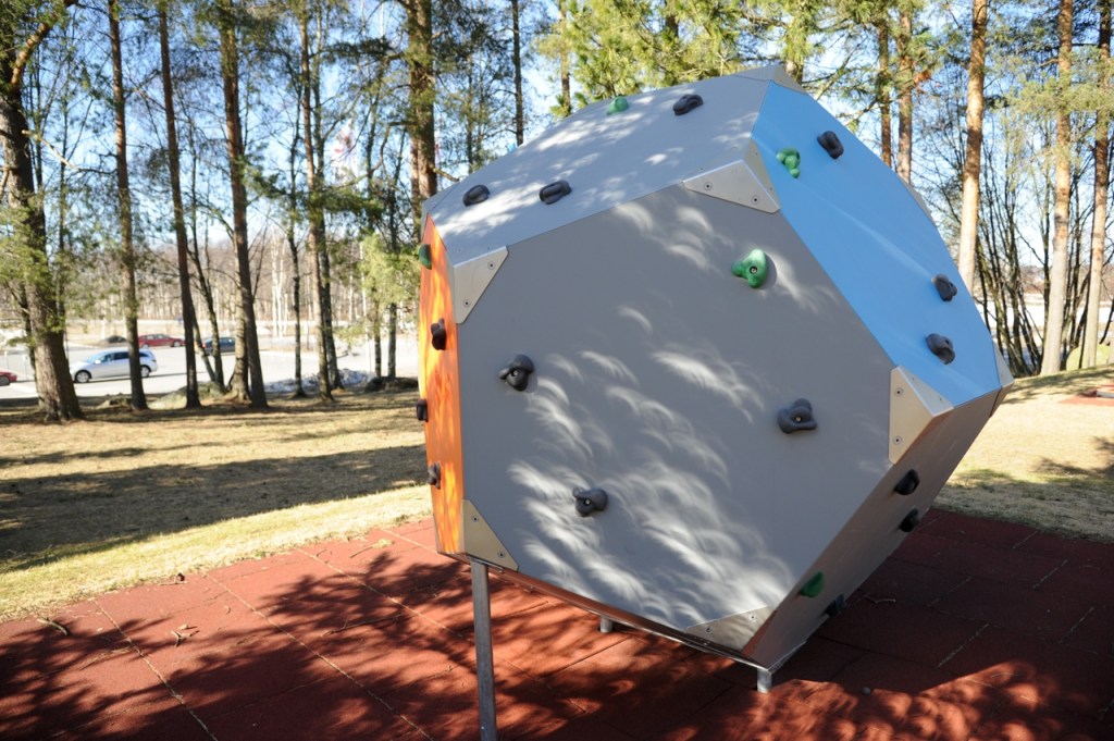 När trädens grenar är tillräckligt täta silas solljuset igenom dem och når marken eller en vägg endast genom små hål. Följden av detta är att solens form syns som "solkatter". Förklaringen ligger i "Camera Obscura"