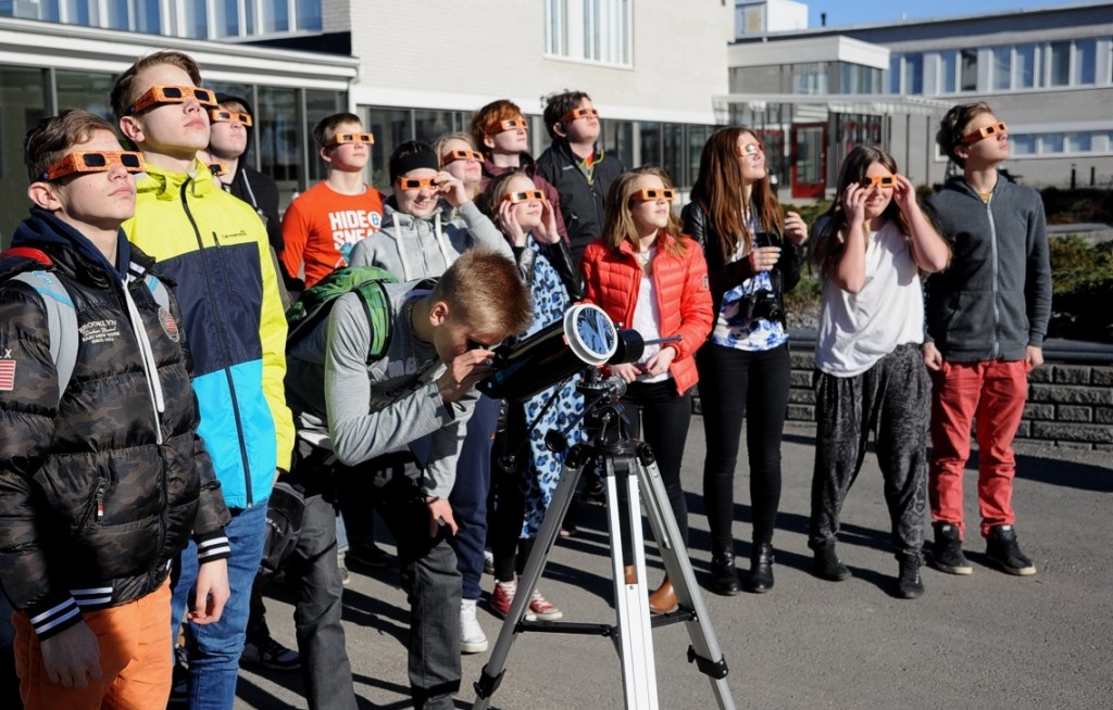 En grupp elever gör de sista observationerna innan showen är över för denna gång.