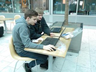 Jeppe og Malthe laver præsentation i Kastrup