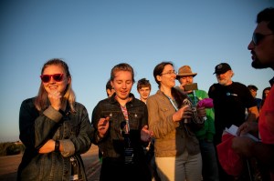 Två av tre lagmedlemmar ur norska CanSat Kakako, jämte sin lärare, får positivt besked gällande flight-testet.