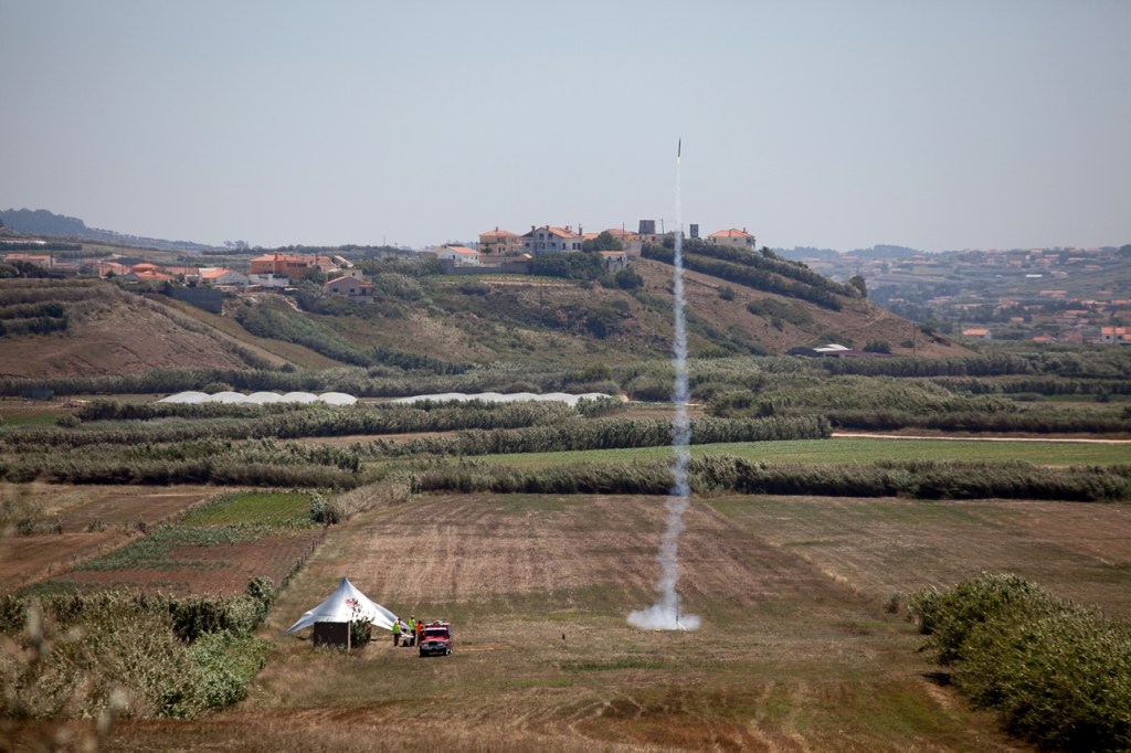 Lift Off! Två CanSats i gången skjuts upp till en höjd kring 1000 m. Credit: EsaEducation/ Dario