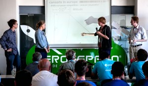 AnaCan Skywalker håller sin presentation inför jury och medtävlare. Credit: EsaEducation/ Dario