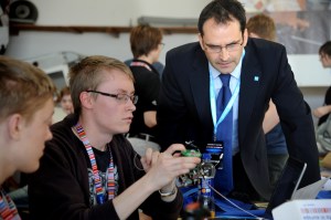 Nigel Savage granskar SPTC's CanSat första dagens förmiddag - före den teknska inspektionen.