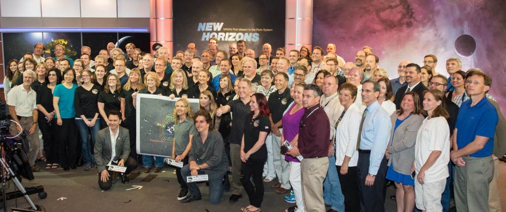 Tommy Shaw, Todd Sucherman och Lawrence Gowen ur bandet Styx poserar tillsammans med medlemmar i New Horizons vetenskapliga team, 1:a juli 2015 Bild: NASA/Joel Kowsky