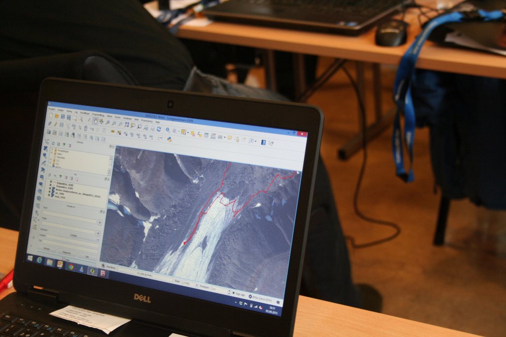 Här pågår efterarbete. Här ska jämföras på kartan var vi gått enligt vår GPS. Allt läggs in i QGIS och vi kan se till exempel se vilka olika lösmassor som vi vandrat över eller som i det här fallet då vi jämförde nuvarande glaciärkant med gamla kartors och satelitbilders glaciärkant