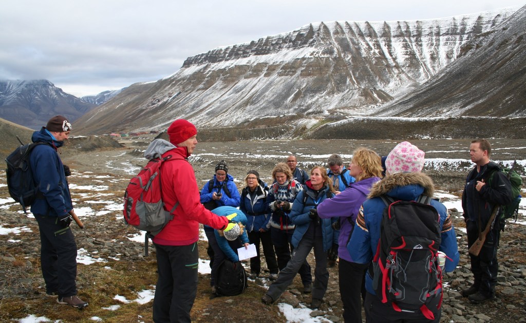 Här får vi veta mera om de bergsformationer vi har runt omkring oss. Två gevärsmän finns alltid med om uti fall att vi skulle behöva skrämma iväg en isbjörn.