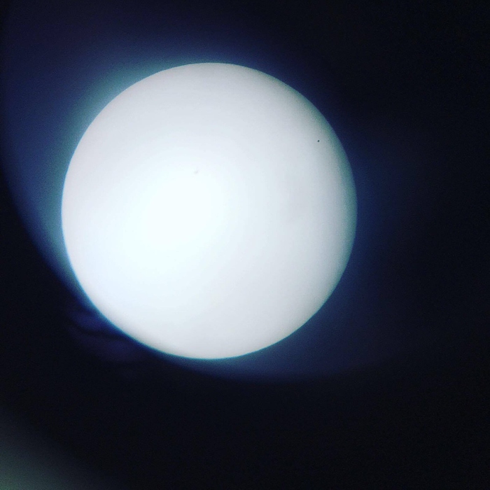 I Mattlidens skola, Esbo, Finland, hade Susanne Bergström-Nyberg placerat ett teleskop vid dörren. När skoldagen var slut var det världens naturligaste att ta sig en titt i teleskopet.