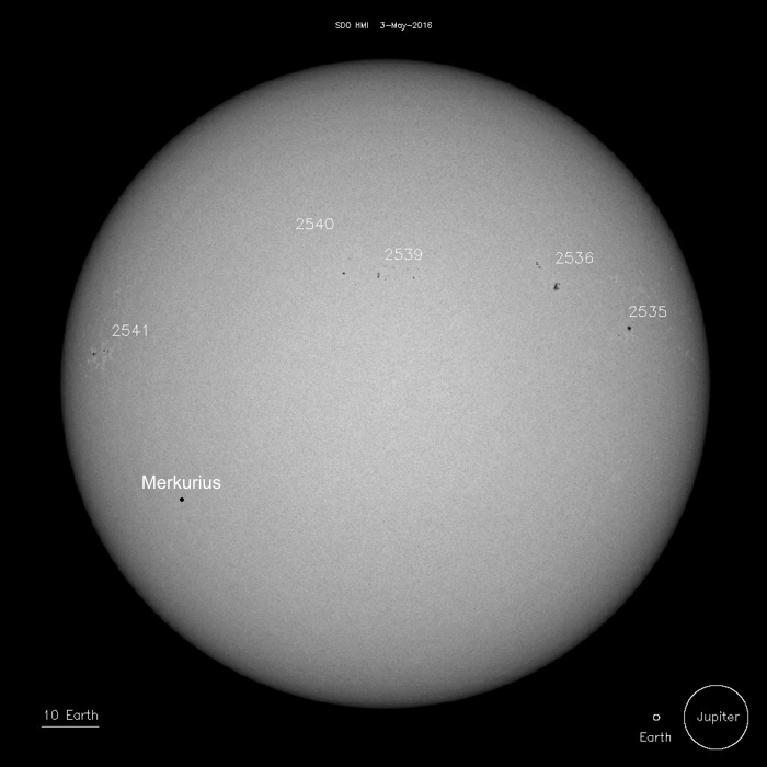 SOHO's bild av solfläckar 3:e maj 2016. Merkurius så som planeten kommer att se ut mot solen 9:e maj illustreras av den svarta pricken.