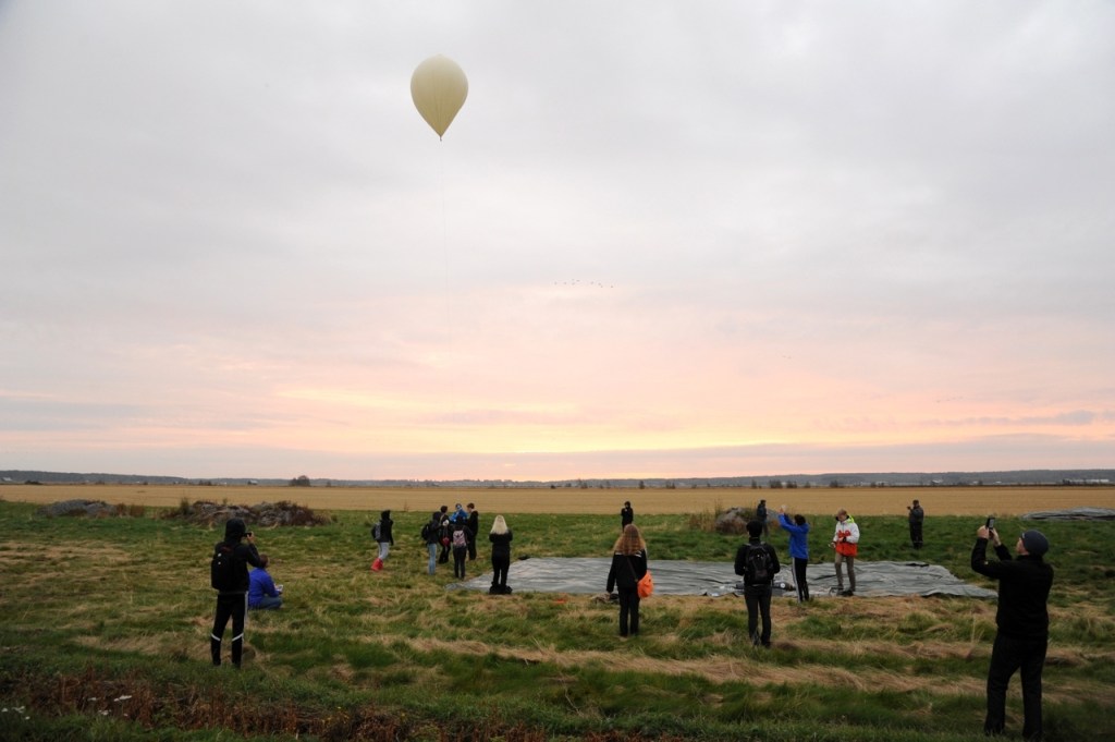 Ballongen lyfte i samma ögonblick som solen steg över horisonten.