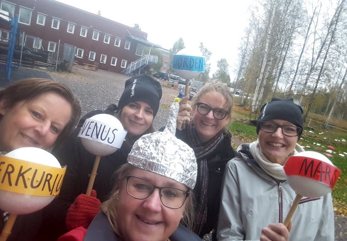 Skalor i solsystemet kan åskådliggöras på olika sätt.