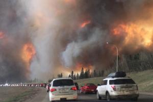landscape_view_of_wildfire_near_highway_63_in_south_fort_mcmurray_cropped