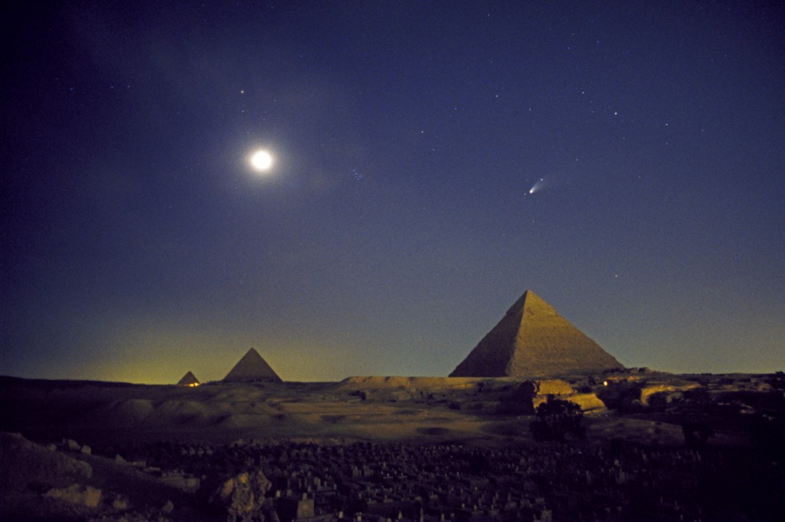 Comet_Hale-Bopp_over_Pyramids_at_Giza_1997_copyright_John-Goldsmith_1280