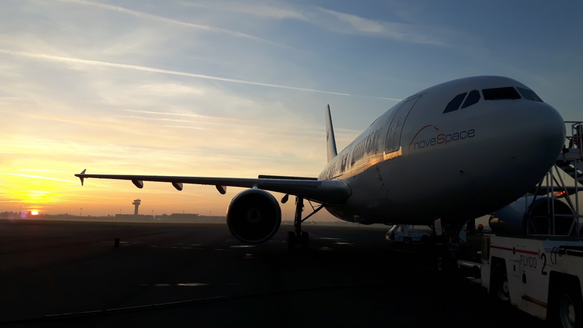 zero-g_airplane_in_the_sunrise